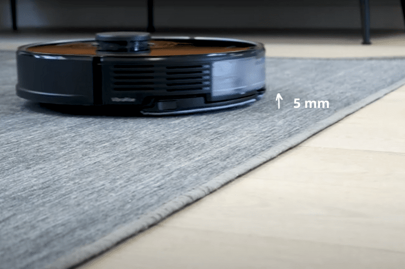 The Roborock S7 lifts the mopping plate when it drives onto a carpet